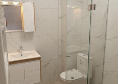 Ремонт на баня Овча Купел, завършена баня с душ кабина и мивка