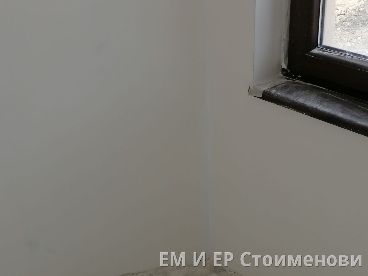 Обърнат прозорец и шпакловка в гр. Котел