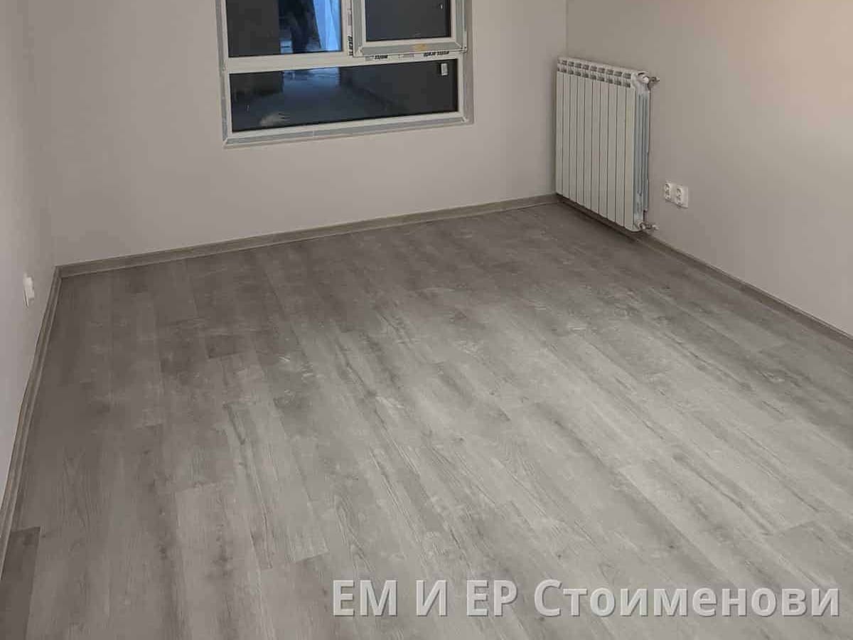 Шпакловка и боя в Овча Купел: завършена стая след изравняване на пода със саморазливна замазка и полагане на ламинат