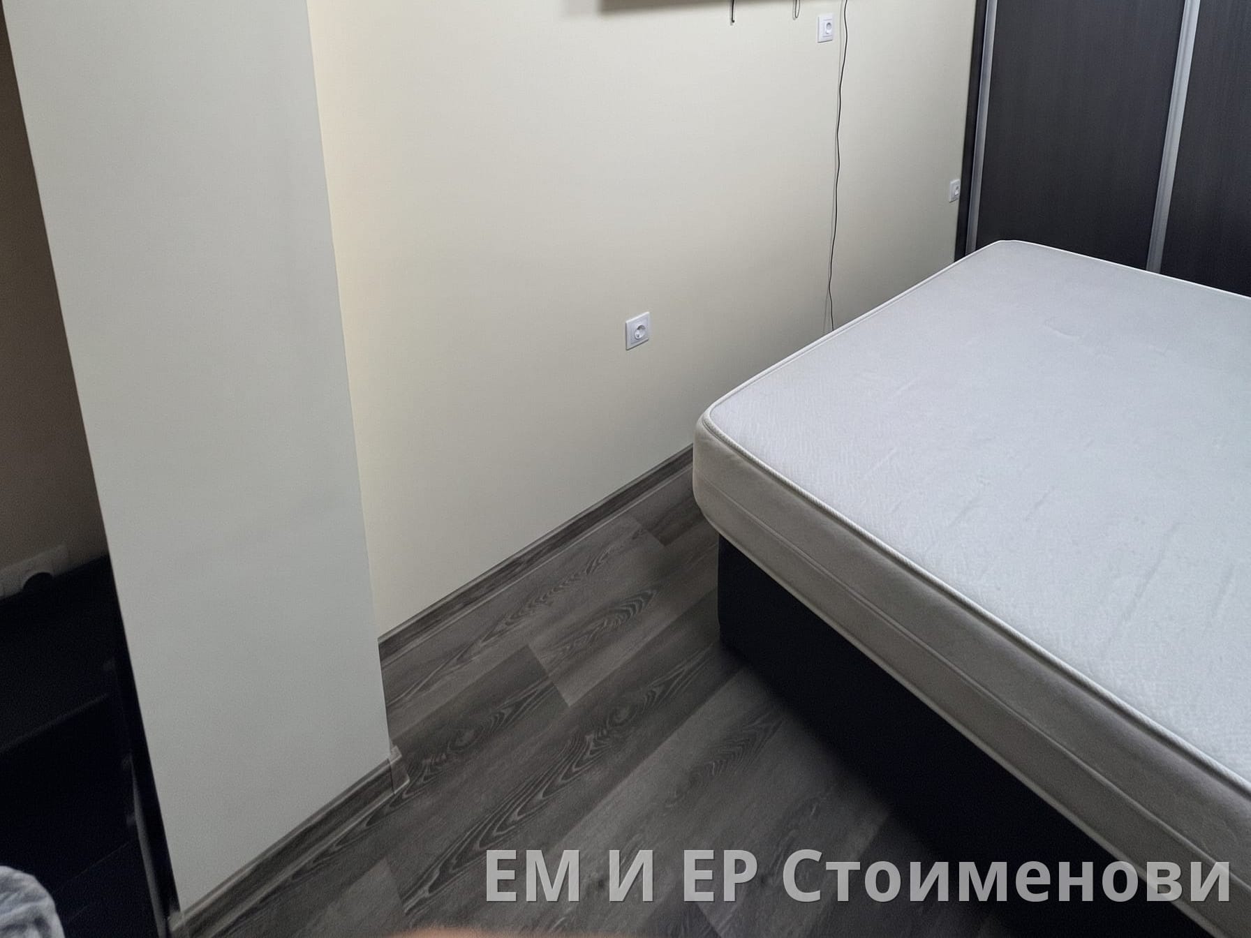 Спалня с монтиран телевизор след ремонт в Манастирски ливади, София