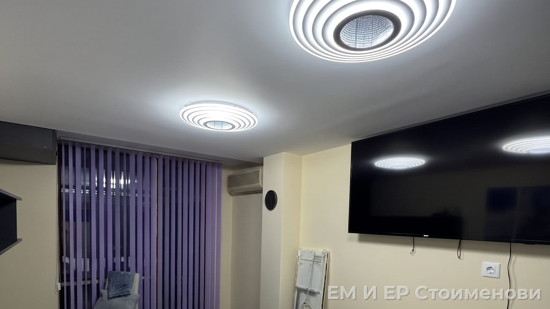 Ремонт на спалня: таван с две LED осветителни тела, щори и телевизор на стената, Манастирски ливади